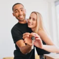 casal com as chaves na mão após analisar se é melhor comprar ou alugar ium imóvel