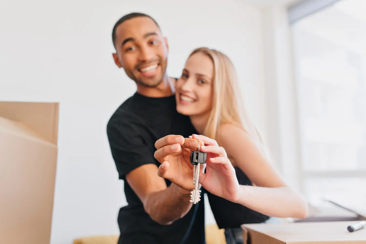casal com as chaves na mão após analisar se é melhor comprar ou alugar ium imóvel